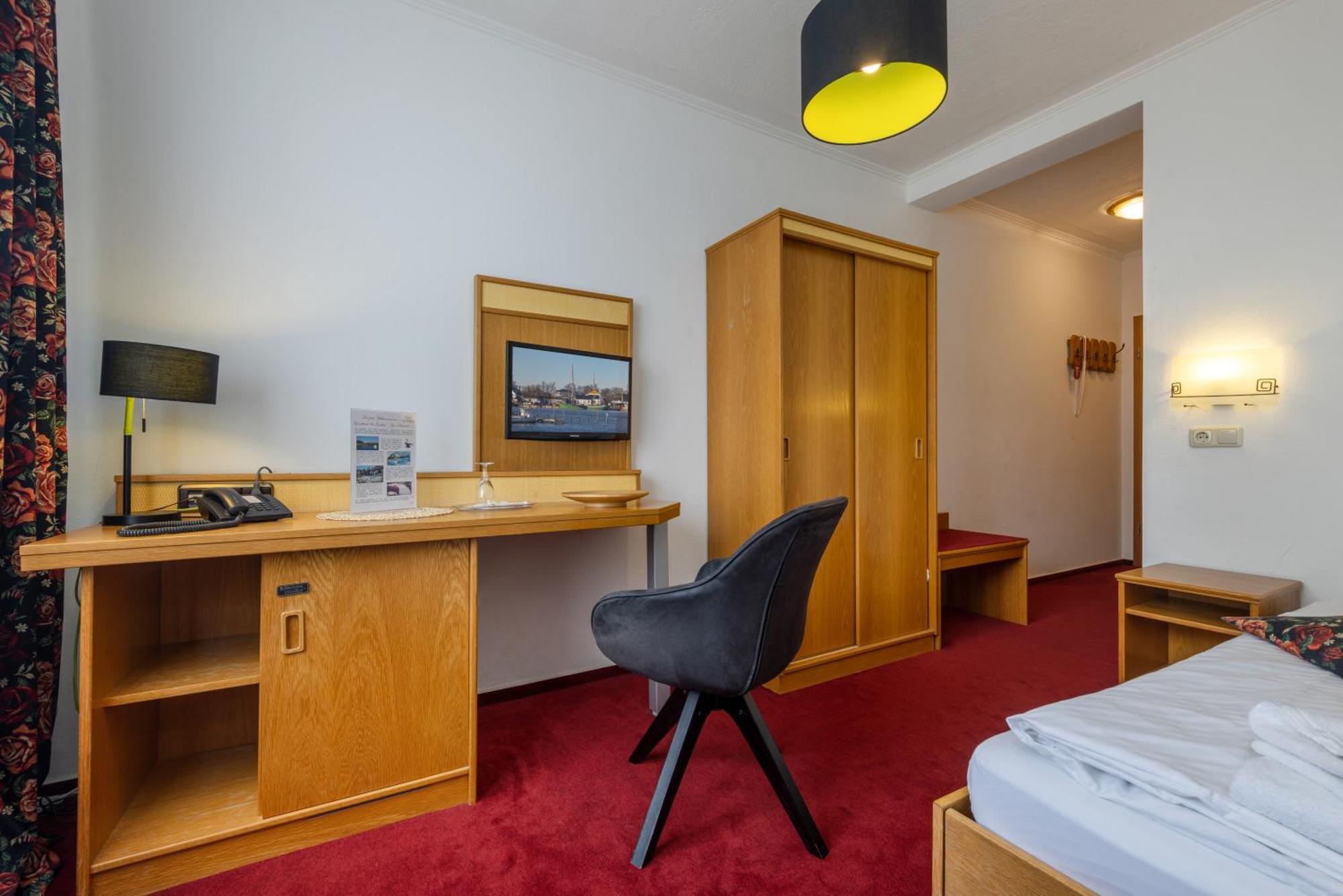 Landhotel Zur Schmiede Гёрен-Леббин Экстерьер фото